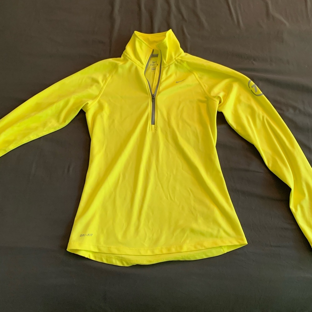 Nike Pull over - in great condition!